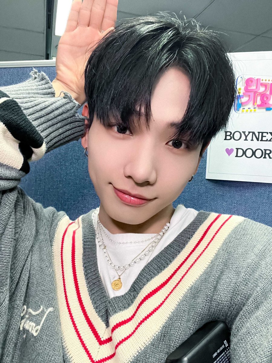 BOYNEXTDOOR_twt's tweet photo. 오늘 질투해 주신 팬분들 모야모야~?🥹🥹
진짜 우리 팬분들 너무 귀여워서 주금.. 😭😭
내가 얼마나 여러분 밖에 모르는데.. 여러분도 저만 바라봐 주시면 안 돼요??🥺🥺
내 머릿속엔 온통 우리 팬분들뿐이에요..🥰🥰

#BOYNEXTDOOR  #JAEHYUN #명재현 https://t.co/De2u0i1jET