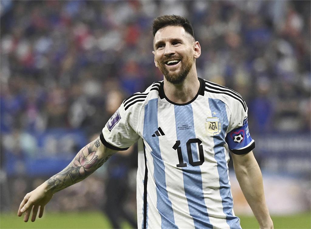 【國際消息】 阿根廷足球巨星梅西（Lionel Messi）到中國北京參加友誼賽，沒想到竟因為簽證問題在機場卡關一度被扣留在機場數小時。還傳出梅西因為帶的西班牙護照到中國沒有免簽，讓他困惑向海關發問，「台灣不算中國嗎？」 （圖／達志影像提供）