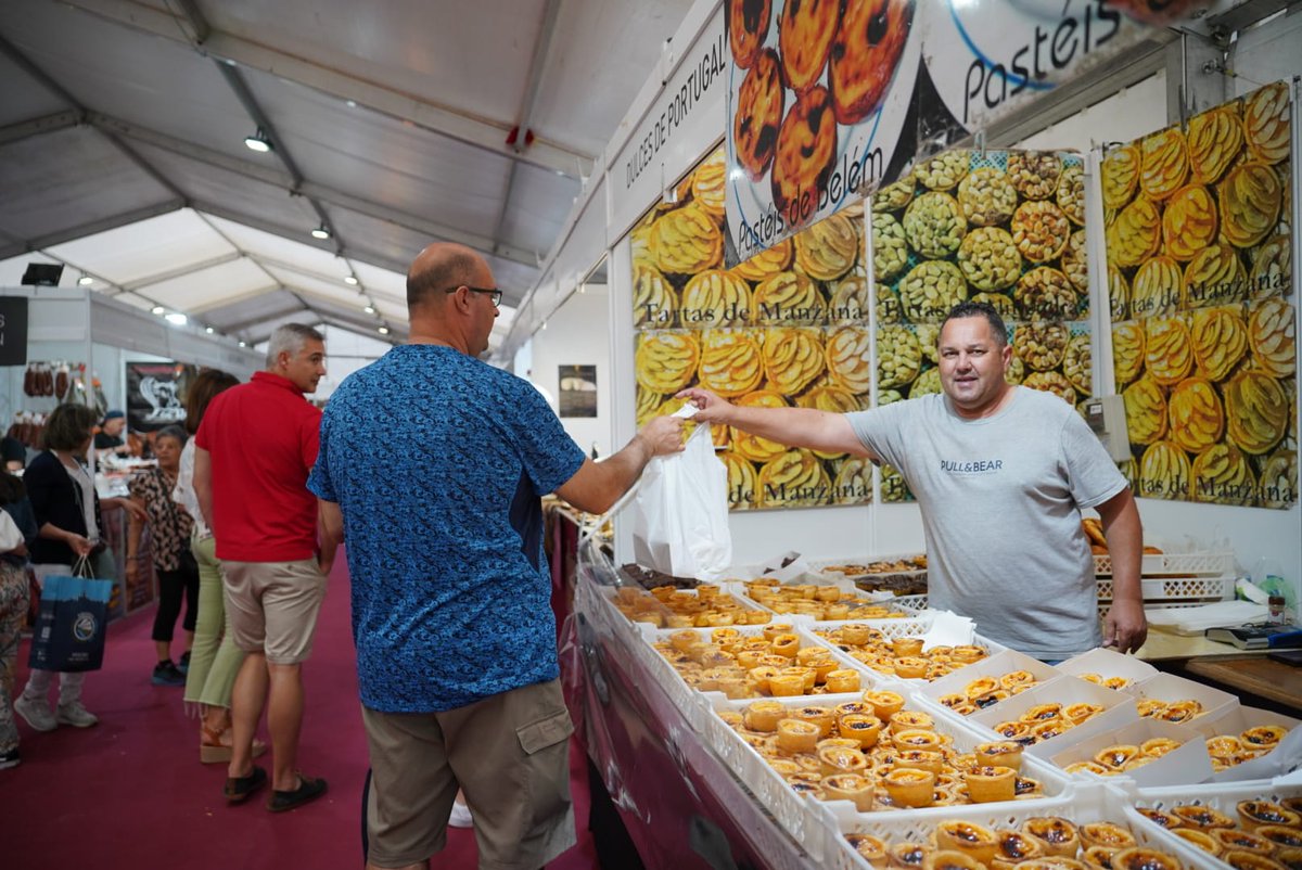 La Carpa de Alimentación de la #FeriaMuestrasVegadeo, cuenta con una treintena de puestos con delicias gastronómicas de toda España y Portugal, que hoy también podrás degustar 🍷🍻🥂🧀🍤. #VegadeoSeMuestra 

¡Y disfruta también de la simpatía de nuestras gentes!