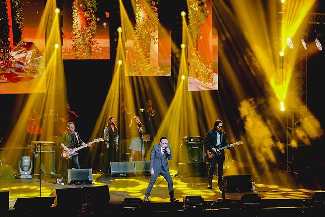 Berkarier dan berkarya 30 tahun di dunia musik Indonesia, sama sekali bukan hal mudah. Tadi malam saya nonton Konser “3 Dekade Perjalanan Cinta” Ari Lasso di Edutorium UMS, Solo, keren luar biasa! 👍🏼