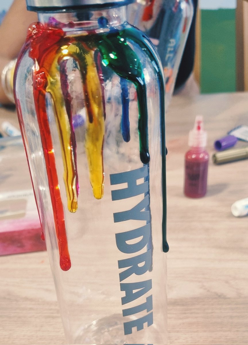HeatherWardLPT's tweet photo. We've been encouraging good drinking habits for the high temperatures by decorating our own colourful water bottles! @BradgateUnit @Raising_Health_ @LPTnhs @LPTChair @LPT_Activities https://t.co/M0OrjwE8to