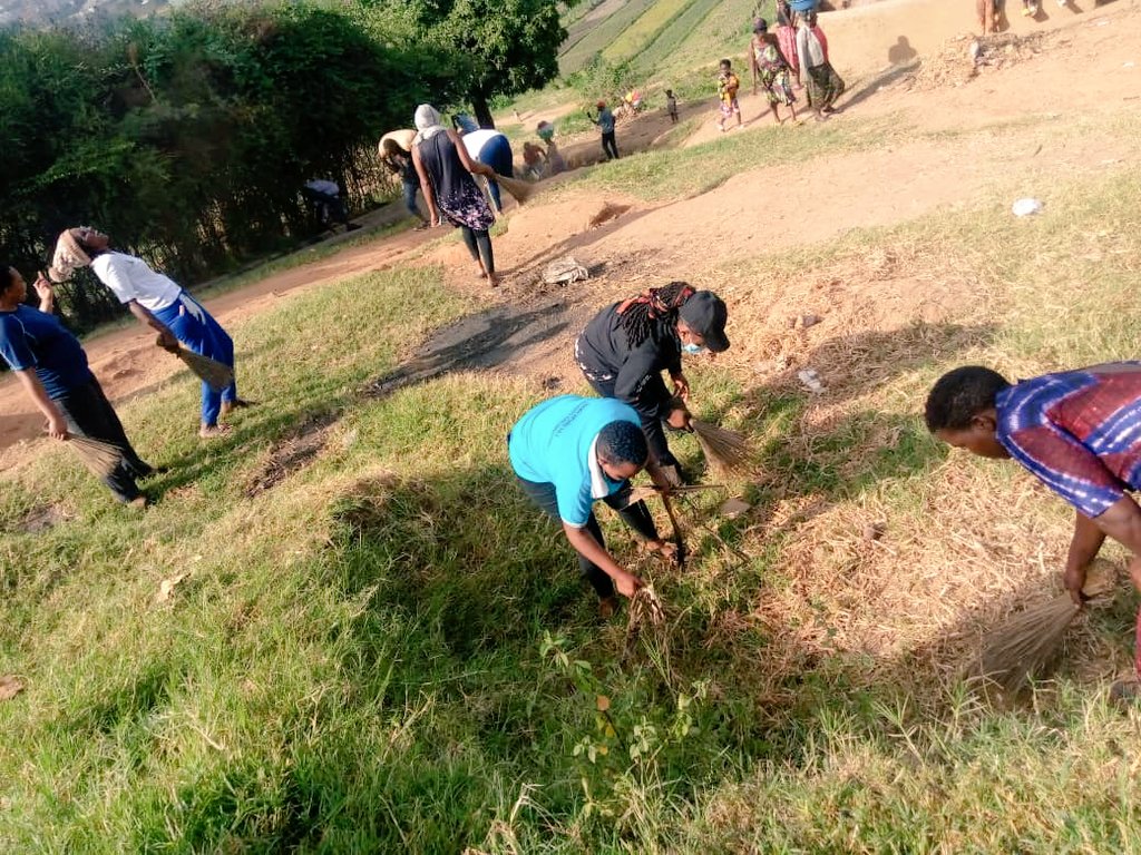 <a href="/SectorKinyinya/">Kinyinya Sector</a> 
Kuri uyu wa 11/06/2023
"Mama Chama " mu Muganda udasanzwe  w'isuku mu Kagali ka Murama.
Aho Abaturage bakomeje kwita ku isuku umunsi kumunsi .
<a href="/CityofKigali/">City of Kigali</a> <a href="/Gasabo_District/">Gasabo District</a> <a href="/RwandaLocalGov/">Ministry of Local Government | Rwanda</a> <a href="/PudenceR/">Pudence RUBINGISA</a> <a href="/umwigemepo/">UMWALI PAULINE</a>