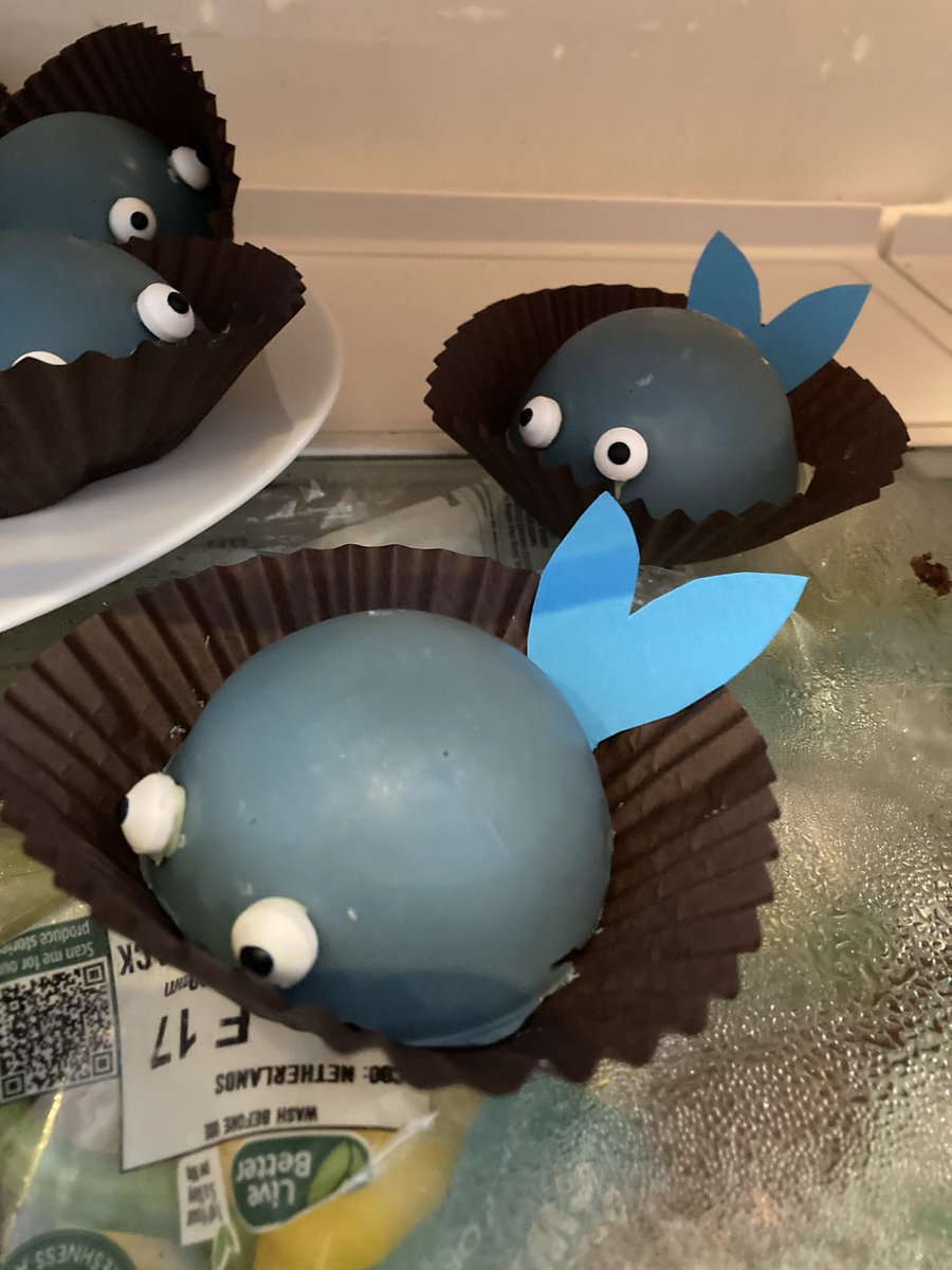 chibiminion's tweet photo. Amusing myself making birthday cakes again 😂 #baking #fondanthate https://t.co/cQgRUy9Lmu