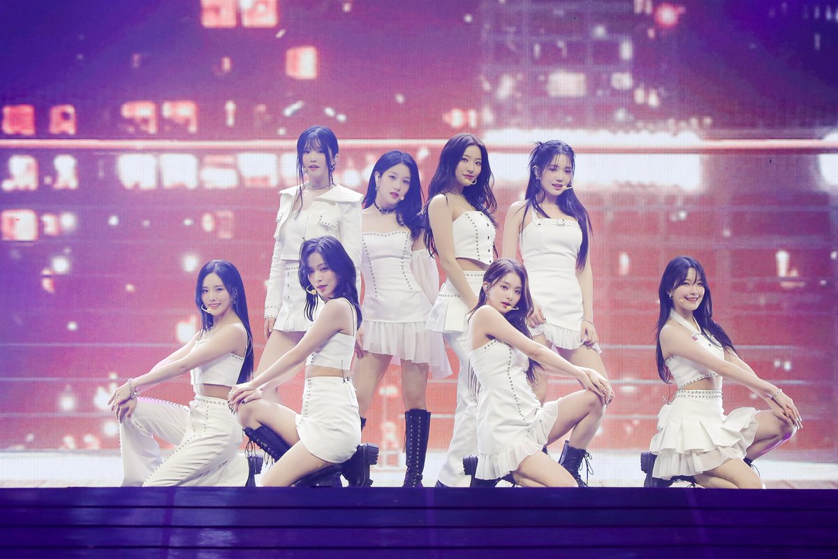 Kpop_Herald's tweet photo. [#WeverseConFestival] Clad in pure white dresses, @realfromis_9 splashed a corner of Weverse Con on Saturday! 🤍 #fromis_9 #프로미스나인 #위버스콘 #WeverseCon2023 https://t.co/SBogQMWfWM