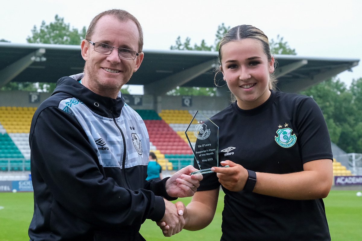Lia O'Leary was presented with her Player of the Month Award for May before yesterday's game in Tallaght 🏆 🤝 Lia is pictured receiving her award from Head of Women's Football, Jason Carey Well deserved, @liaolearyy 👏 🤝 In partnership with @SkechersIE #POTM
