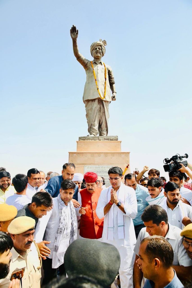 SachinPilot's tweet photo. पूज्य पिताजी को नमन…आपका आशीर्वाद मेरी ताकत है 🙏 https://t.co/9vyxW2IzGi