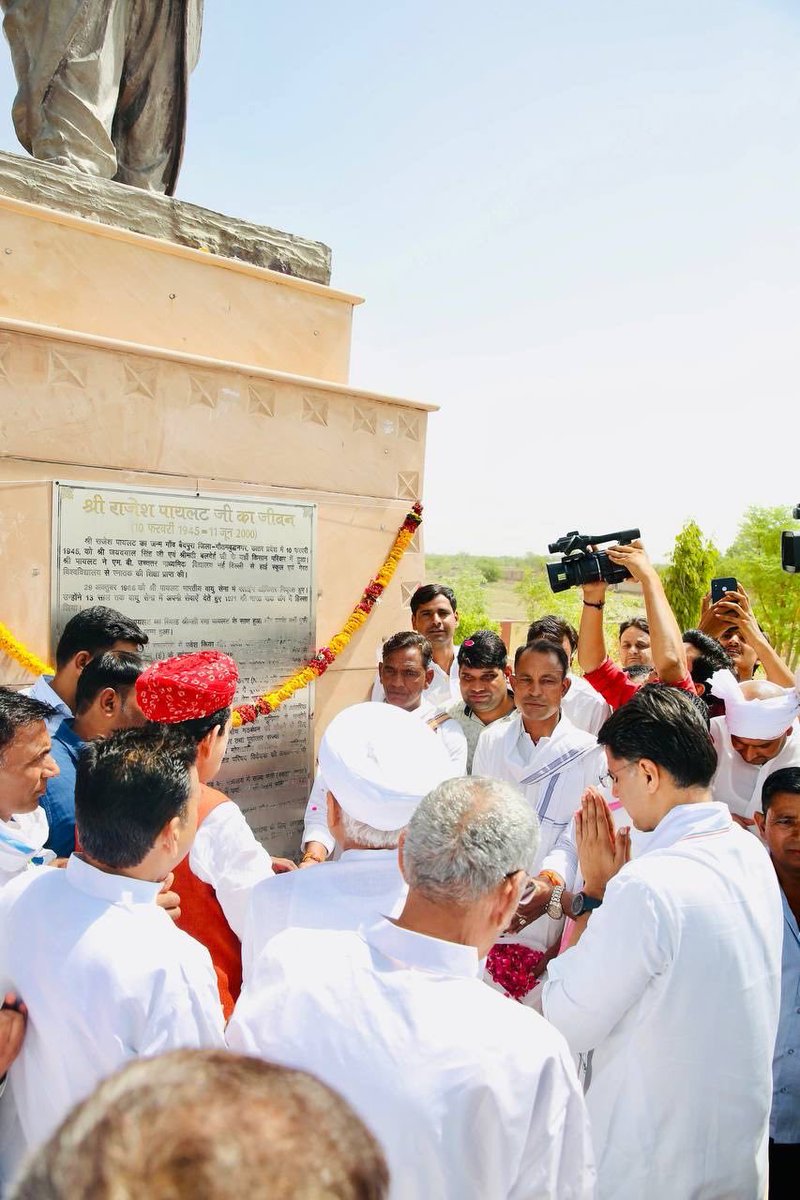 SachinPilot's tweet photo. पूज्य पिताजी को नमन…आपका आशीर्वाद मेरी ताकत है 🙏 https://t.co/9vyxW2IzGi