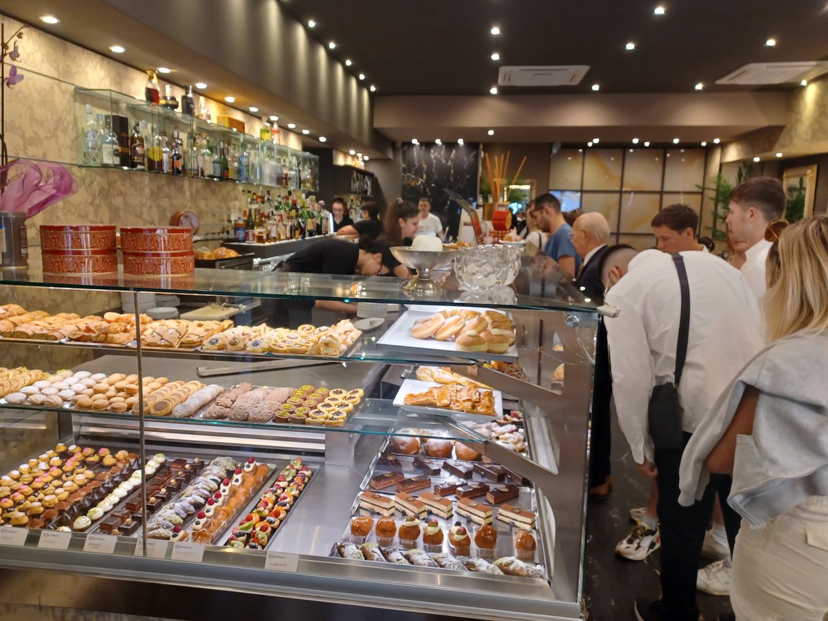 CAVC_Business's tweet photo. Turns out its very hard to have a bad meal in Italy. We are loving the food on our Erasmus work placements in Tuscany. https://t.co/jvVh55GFKp