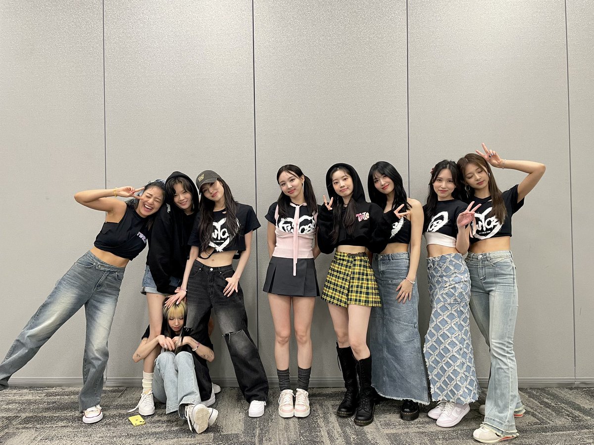 TWICE tweet media