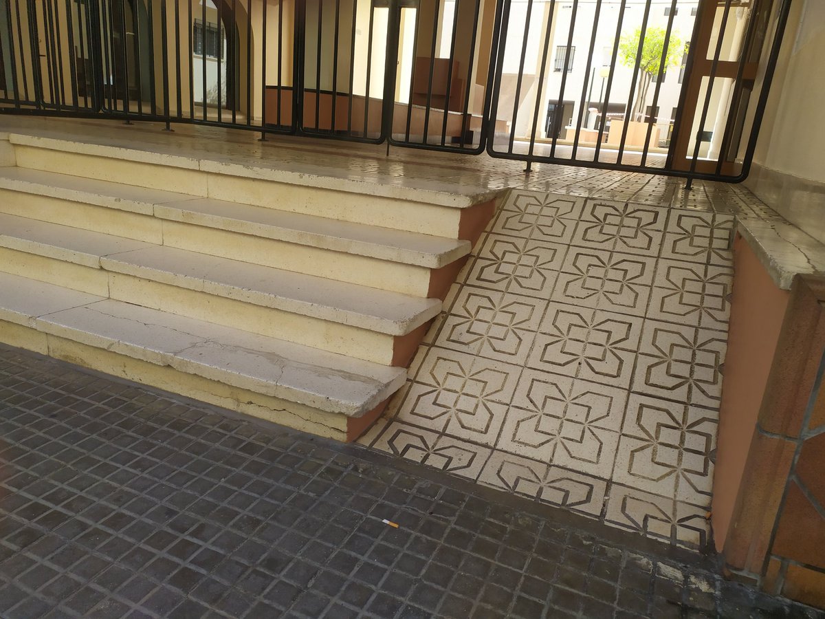Con la intención no basta... Esa rampa con esa pendiente tan pronunciada no hay quien la suba/baje con silla de ruedas.
Nos damos cuenta los que lo sufrimos. Así hay muchas, lamentablemente.
Por no hablar de los bordillos de las aceras...
#movilidad
#discapacidad
#NOalasbarreras