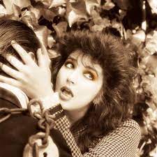 #FolkloreSunday 
'With a kiss
I'd pass the key
And feel your tongue
Teasing and receiving.
With your spit
Still on my lip
You hit the water ....'

Escape artist Houdini's wife would pass the key to his handcuffs by a kiss ....
#KateBush #TheDreaming #Houdini