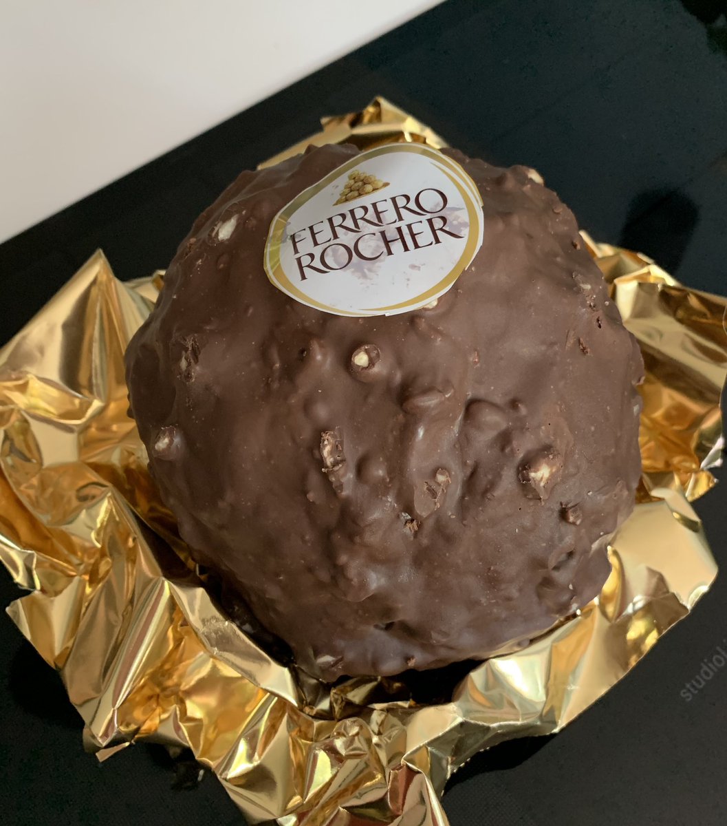 KarinAlphen's tweet photo. Giant Ferrero Rocher gebakken🤩
#Howtocakeit #YolandaGampp https://t.co/0ysiezOYSe
