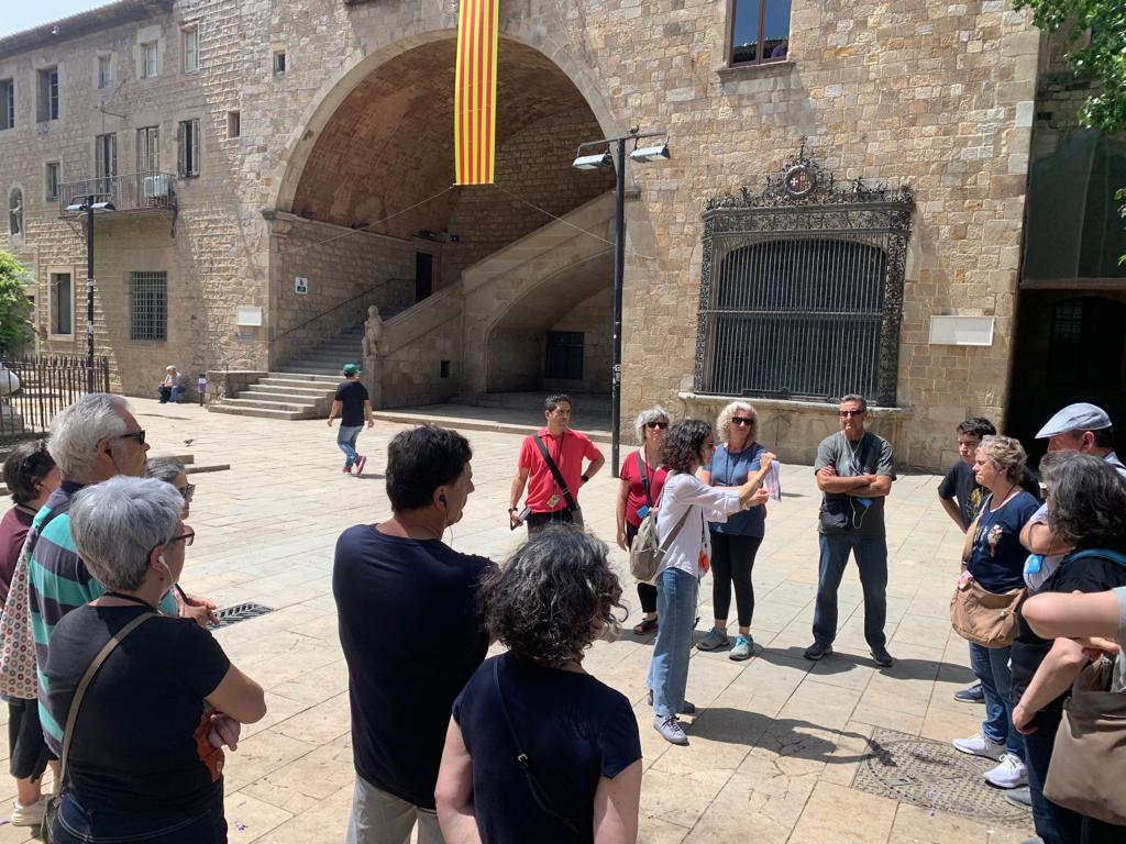 mireia_capcan's tweet photo. Segon itinerari sobre la #caiguda de #Barcelona a mans franquistes el #gener1939
Èxit de convocatòria!
@BibliotequesBCN @bcn_llibres @fvilanova62 https://t.co/VpF4poijht