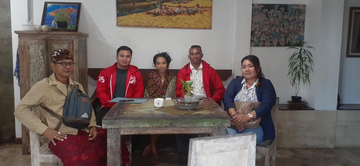 nanininaninna's tweet photo. @PSI_Bali @psi_badung
@cokwik_  

Sambil tunggu pihak terlapor yg masih blm pulang, tim LBH @psi_id  mampir kerumah  , 

Terima kasih ya Mas @kokokdirgantoro  dan adek adek di PSI atas bantuanya . Bli Putu Suma ,Martha (pelapor ) dan bro teo ternyata 1 kampung dng martha https://t.co/hHsnPmgNhf