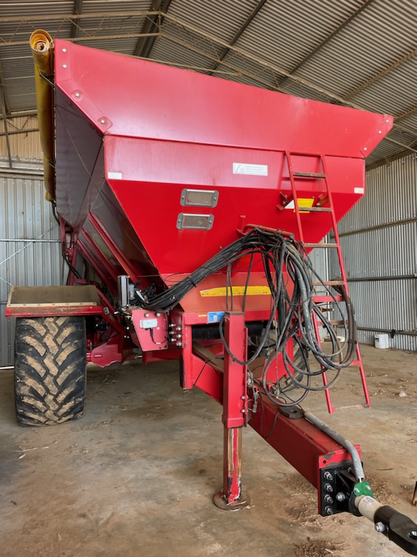 HawkEngineering's tweet photo. Bredal K135 Spreader Scale Kit. Walking beam suspension. Libra Express wireless indicator by @Agrimatics. #SpreaderScaleKit https://t.co/Vq9hf14eDn
