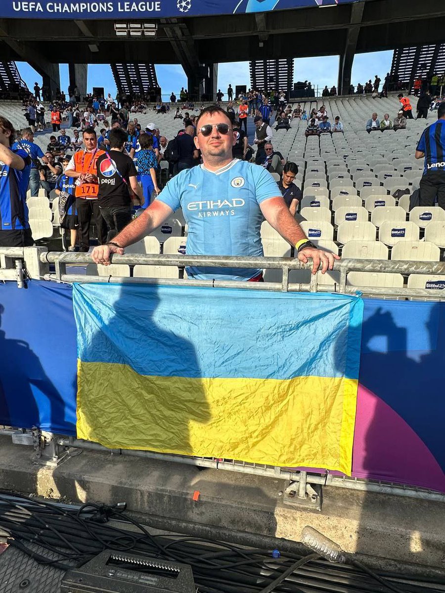 tribunaua's tweet photo. На фіналі ЛЧ у Стамбулі служби стадіони намагалися відібрати прапор України у нашого вболівальника.

Без жодних нормальних пояснень😡

Це що взагалі таке?!

📹TG/ZelenskiyVolod/Bombardyr_ua https://t.co/pJLnWMG4zO