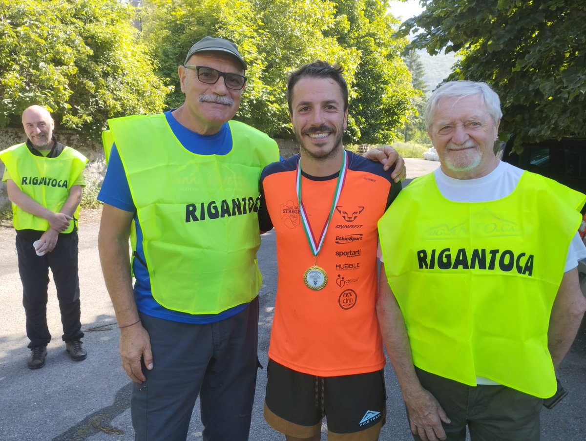 parcoantola's tweet photo. Alle 9.27 arriva a Caprile il primo concorrente, Enrico Scatuzzi che in 4h57'ha percorso 42km con un dislivello di 2000mt. Nella foto con il presidente del Cai Sampierdarena Giuliano Geloso
Di cosa stiamo parlando? Ma della mitica #rigantoca!
#11giugno 
ℹ️https://t.co/qA4uaoeOze https://t.co/NU07TMqahm