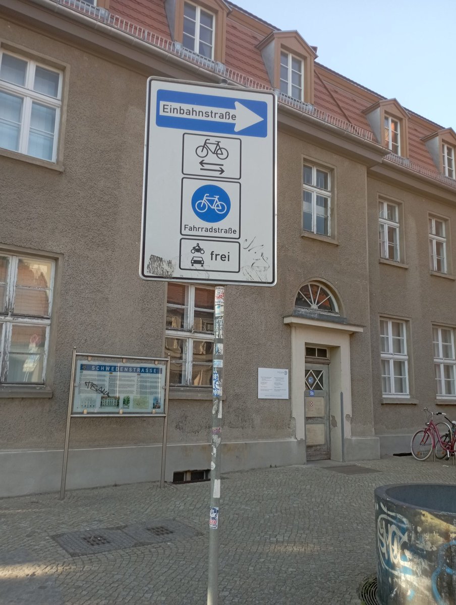 Wie viele Schilder können wir wohl an eine #Fahrradstraße hängen?
