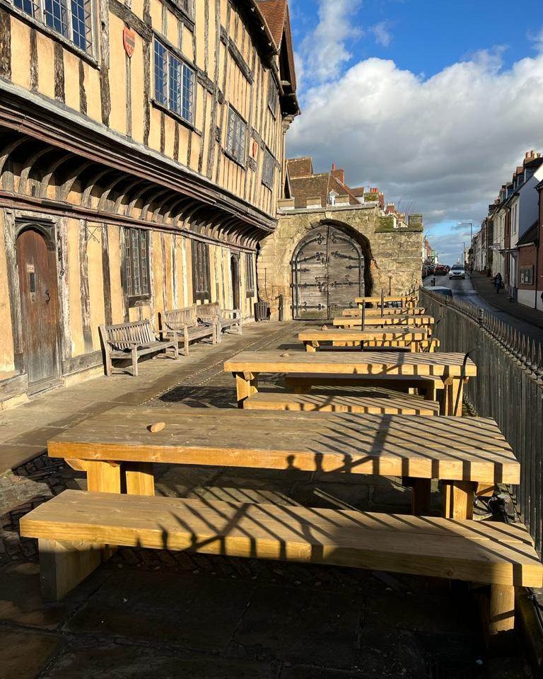 Oh to be sitting on the front terrace on a sunny day ☀️ 

#historical #historylover #historylovers #medieval #heritage #classicalarchitecture #historichomes #historichouse #historichouses #history #beautifulhomes #medievalarchitecture #tudorbuilding #tudortimes #TheLordLeycester