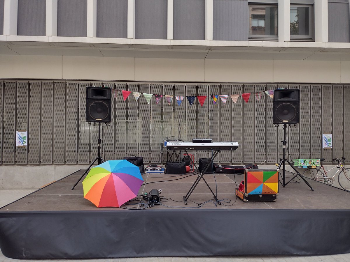 En mitja horeta comencem l'últim espectacle d'animació del Cicle #VineaMoireEixos a Consell de Cent entre Viladomat i Borrell 🎉