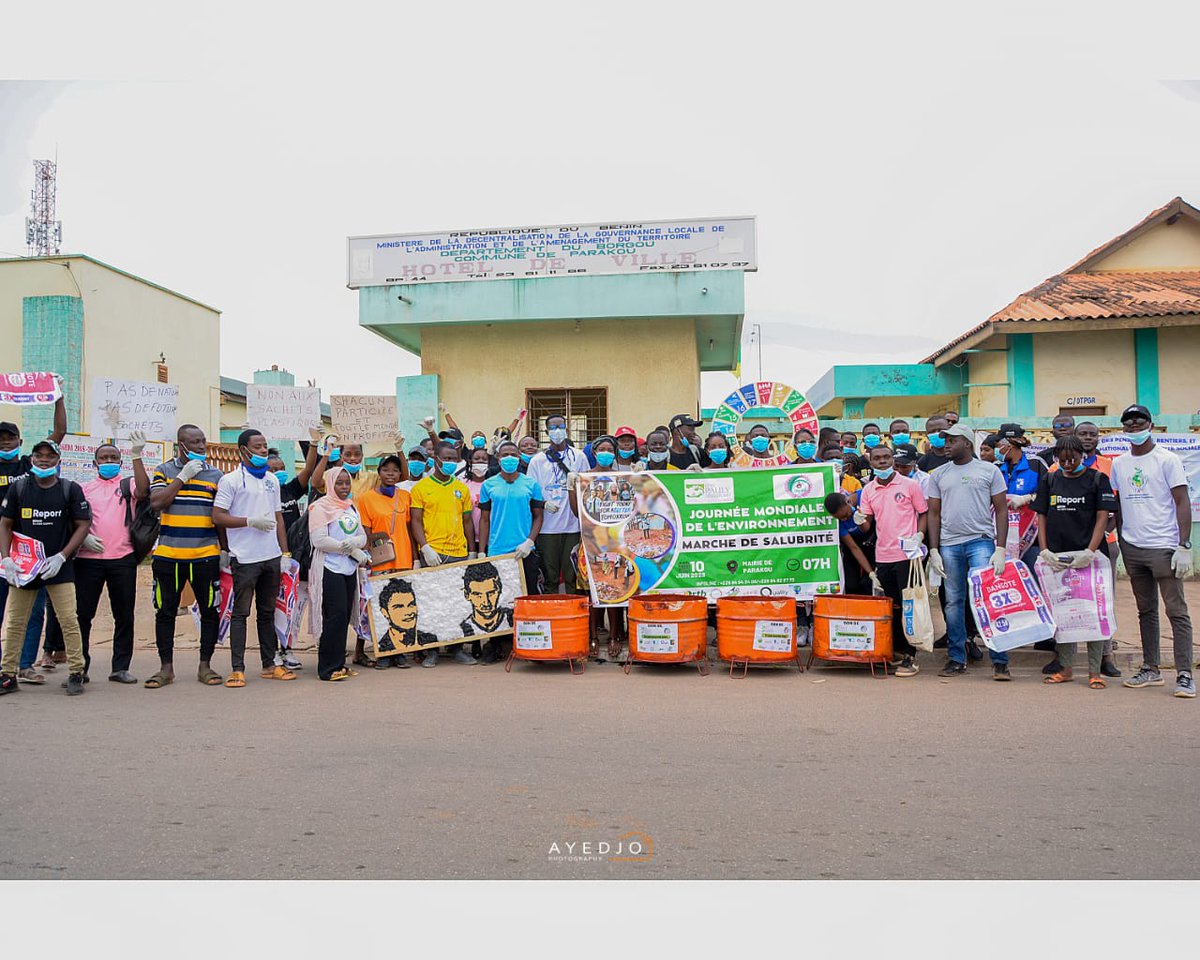 La marche 🚶‍♂️🚶‍♀️🚶de salubrité organisée à la faveur de la célébration de la journée mondiale de l'environnement à Parakou a eu lieu samedi. C'était une occasion pour sensibiliser quelques usagers et vendeurs du marché sur l'urgence de protéger l'environnement.
 #hérosdelaplanète