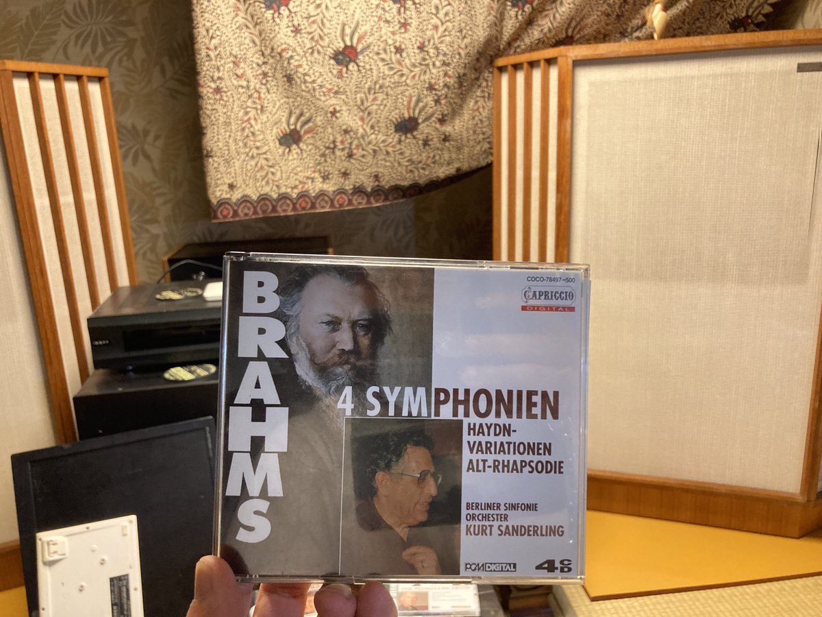 今日の@クラシック音楽バー
@ココルーム

日曜日の夕方、思いのほかクラオタで盛況。ザンデルリングの燻銀ブラームスが良い〜

今日の一枚
ブラームス交響曲2番
ザンデルリング
ベルリン交響楽団