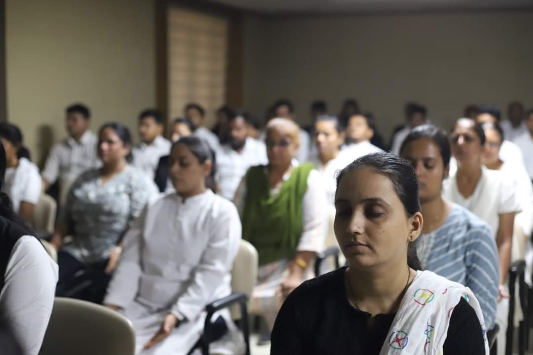 Law of #Happiness.
Recently conducted exclusive #meditation session for the esteemed members of the Baroda Bar Association.
#Lawofhappiness #MeditationSession #BarodaBarAssociation #BreathingExercises #InnerPeace #Wellbeing #artofliving #srisri #srisriravishankar #vadodara