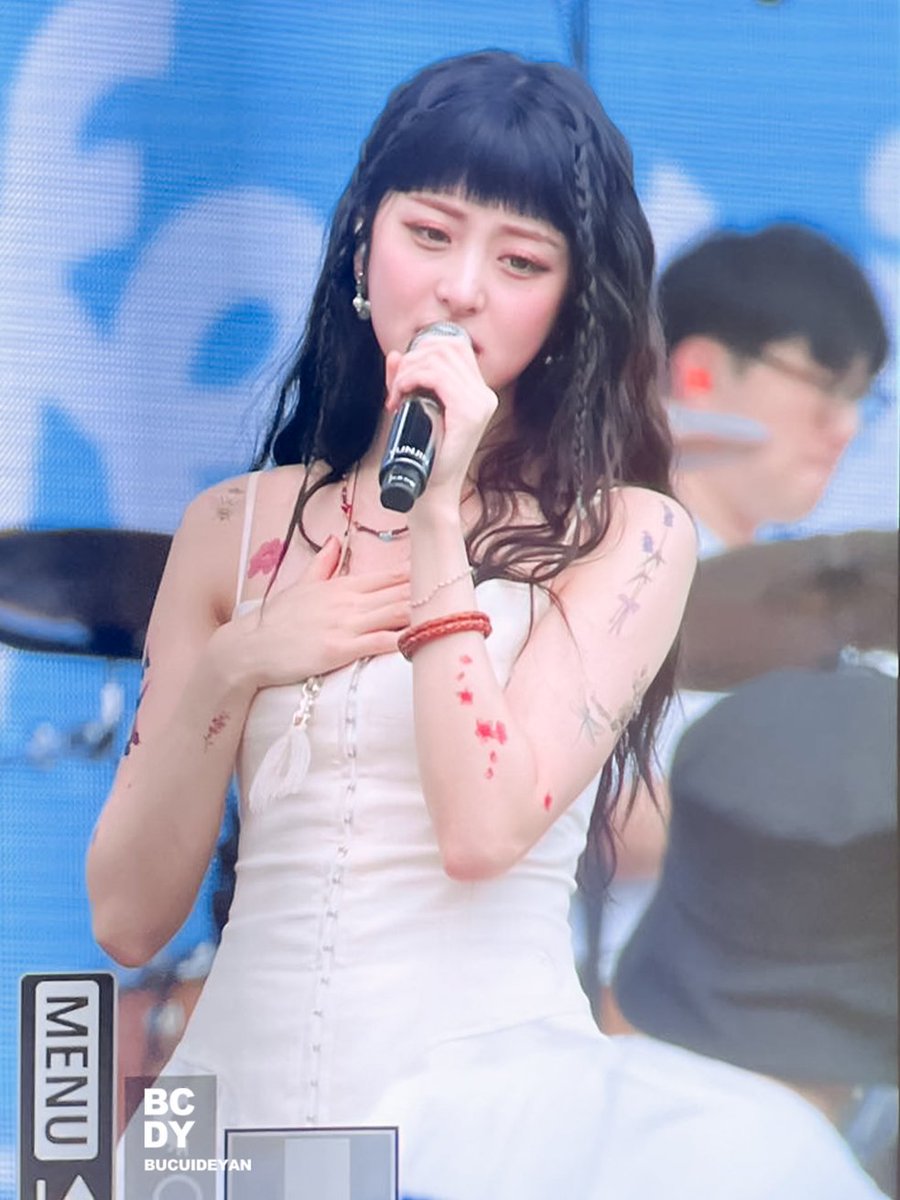 kchaelvr's tweet photo. I WILL NEVER SHUT UP ABOUT THIS YUNJIN https://t.co/fogubfsyVD