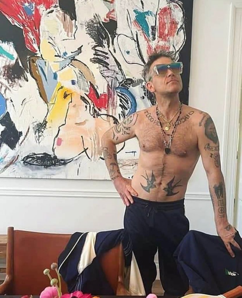 How Rob poses here. 😏😂 ~ @robbiewilliams #robbiewilliams 

📸 Credits to owner