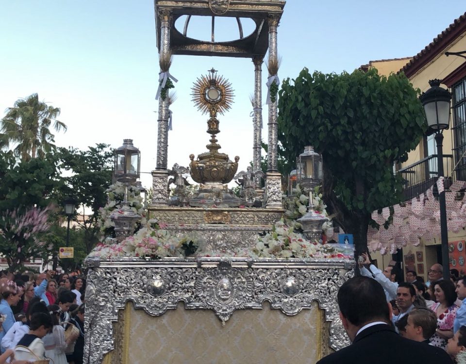 Esta tarde, a las 19:00 horas, se celebrará en la Iglesia Mayor y Parroquia Matriz de Nuestra Señora de la O Sagrada Eucaristía en honor del Corpus Christi. A su término tendrá lugar procesión con su Divina Majestad por las calles de la feligresía.