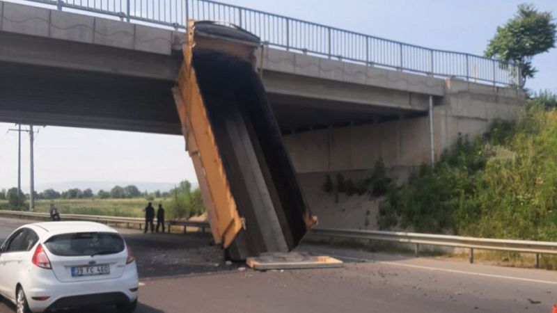 mardinhaberg's tweet image. Damperi açık kalan kamyon üst geçide takıldı, karşı şeride geçip şarampole uçtu

mardinhaber.com.tr/video/15330852…

#damper #mardinhaber #kaza #gecit #serit