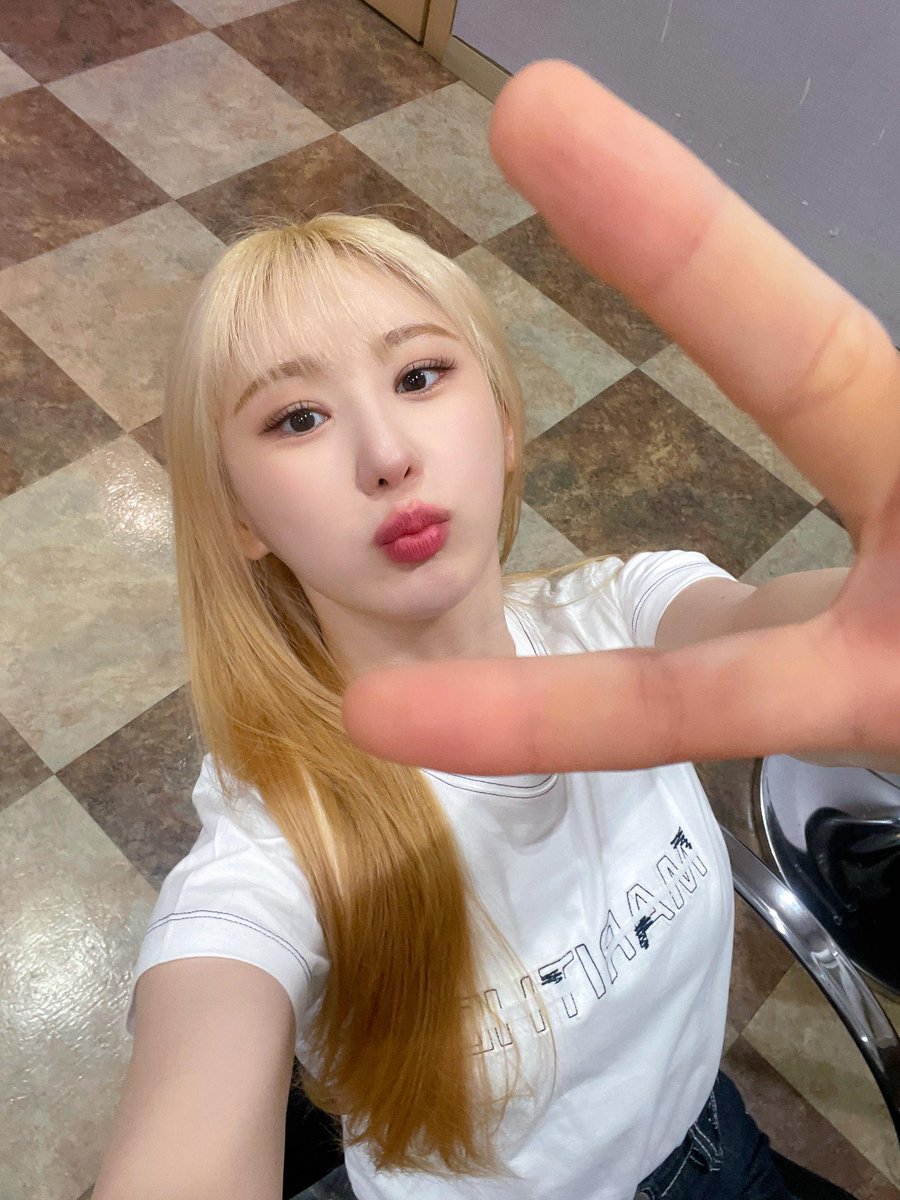 [#CHAEYEON_air] 잠시 후 7시 10분, 'KBS1 이슈 Pick, 쌤과 함께'에 채연이가 출연합니다👏 채연이와 일요일 저녁을 함께 보낼 채리쉬 여러분들 본방사수로 만나요💞

#이채연 #LEECHAEYEON