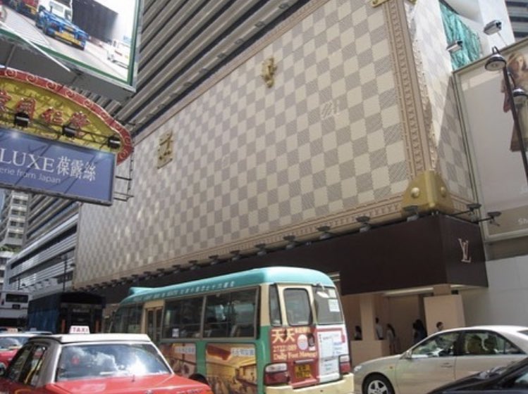 Shtreetwear's tweet photo. 2003 Louis Vuitton Store Fronts https://t.co/Wv3bM2IbXf
