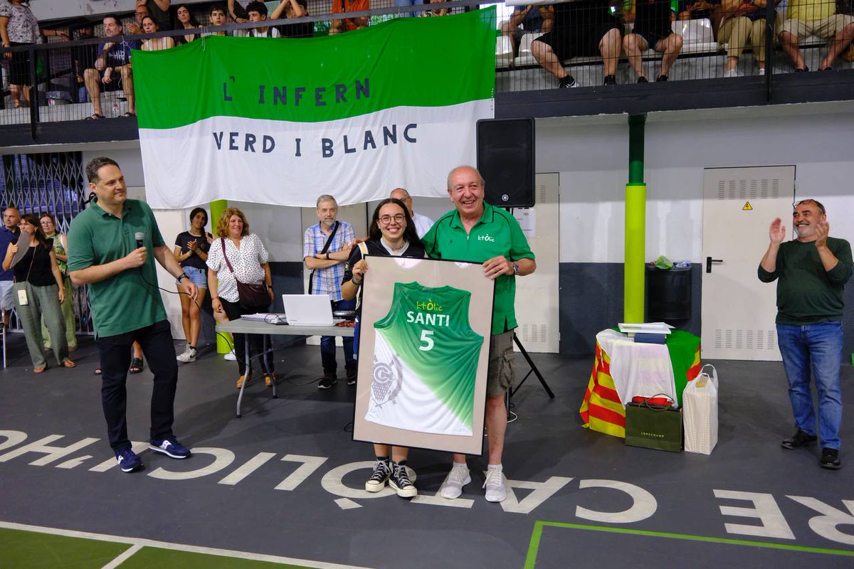 🏀 BÀSQUET | El bàsquet de #LHospitalet ret homenatge a Santi Calvis.

🟢 La gran família del <a href="/KtolicBasket/">Bàsquet Centre Catòlic L'H</a> i la resta d'entitats de la ciutat, presents en un dels dies més especials del ja expresident de la secció.

👉 lhdigital.cat/web/digital-h/…