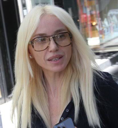 Ülkelerini her fırsatta şikayet eden Farah Zeynep Abdullah’ı, Merve Dizdar’ı, Melek Mosso’yu ve Gülşen’i ekranlarda, sahnelerde görmek istemiyoruz. Hele hele AK Partili Belediyelerin konserlerinde hiç görmek istemiyoruz!!!