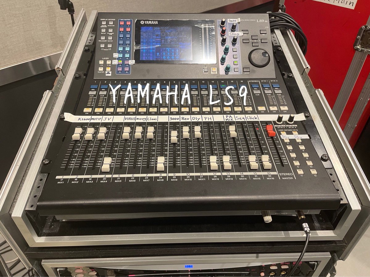 6/17[ELEKIdeBURN]使用器材其の8
YAMAHA LS9 Mixer
これにキーボード類を個別に立ち上げ、以外の楽器、ボーカル等を2Mixで返していただきイヤーでモニターしています。
デジタルミキサーなので裏チャンネル的なものもありエフェクトも豊富です。使い勝手の良いミキサーです。
#YAMAHA