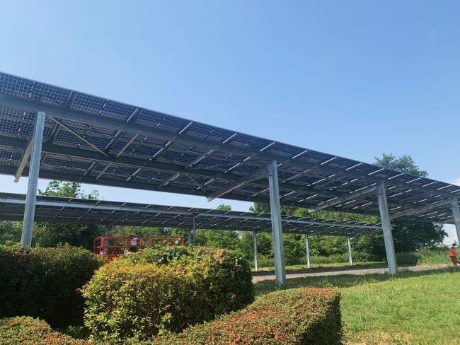 jmbaillet's tweet photo. Slimpack se dote d'un parking couvert de panneaux photovoltaïques. Outre des voitures au frais😎, ces panneaux produiront de l'électricité verte pour une neutralité carbone de notre process industriel.

Slimpack has a car park covered with photovoltaic panels. https://t.co/PHGpRldJrQ