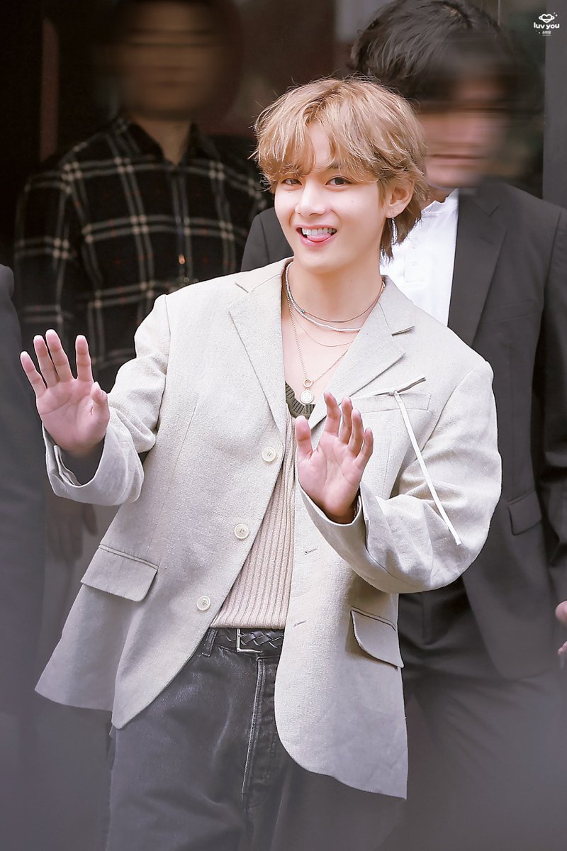 luv_you1230's tweet photo. •HD• 230611 퇴근
#KIMTAEHYUNG #김태형 #방탄소년단뷔 #태형 #BTSV #V #テテ@BTS_twt https://t.co/no2BPrfKys