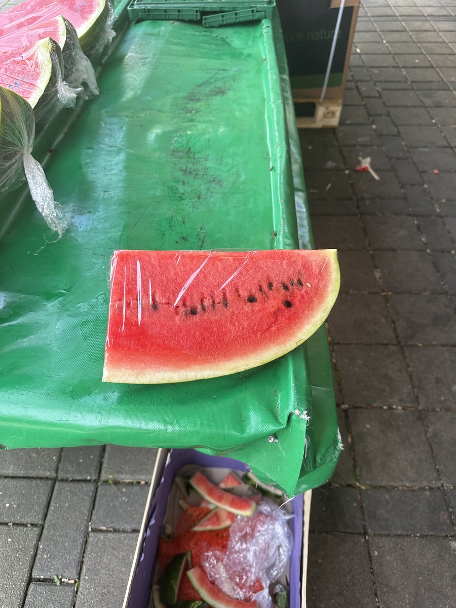 Almanya’da karpuz satışı yarım, çeyrek derken çeyreğin yarısına kadar indi. Gurbetçi amcalar yazın TR’de: Yaa bak biz çeyrek karpuz anca alabiliyoz, Almanya bitti ama düzenimiz var işte dönemiyoz yiğenim.