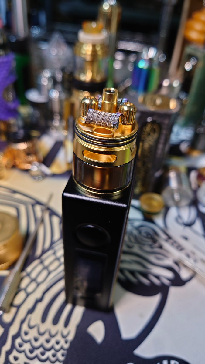 CebrjowHwScHCkj's tweet image. #VGOD ELITE RDTA ビルドしてみた。😋💦#アメベ さんで買ったやつ。コイルは前に頂いてた #マボリアン コットンは、長めにしといて、穴に突っ込む。タンク外す時はポジピン逆ネジ（タンク時計と反対）で外れるけど、ポストがブラブラになるので注意😅💦逆の穴からコットン引張りだす。👇