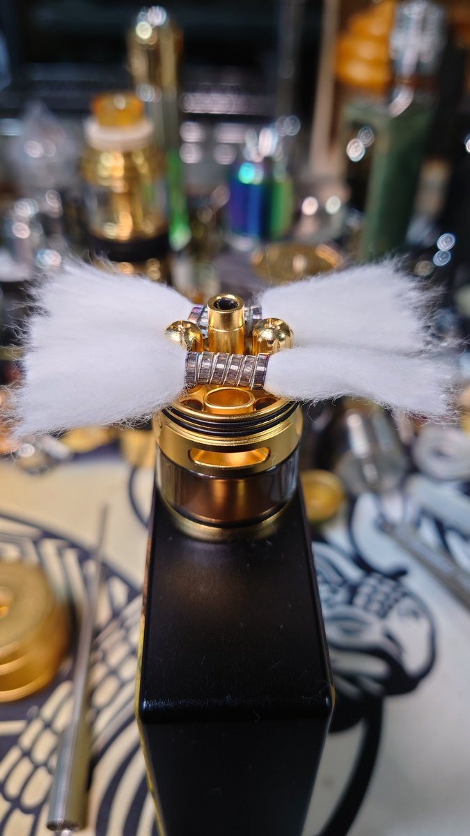CebrjowHwScHCkj's tweet image. #VGOD ELITE RDTA ビルドしてみた。😋💦#アメベ さんで買ったやつ。コイルは前に頂いてた #マボリアン コットンは、長めにしといて、穴に突っ込む。タンク外す時はポジピン逆ネジ（タンク時計と反対）で外れるけど、ポストがブラブラになるので注意😅💦逆の穴からコットン引張りだす。👇