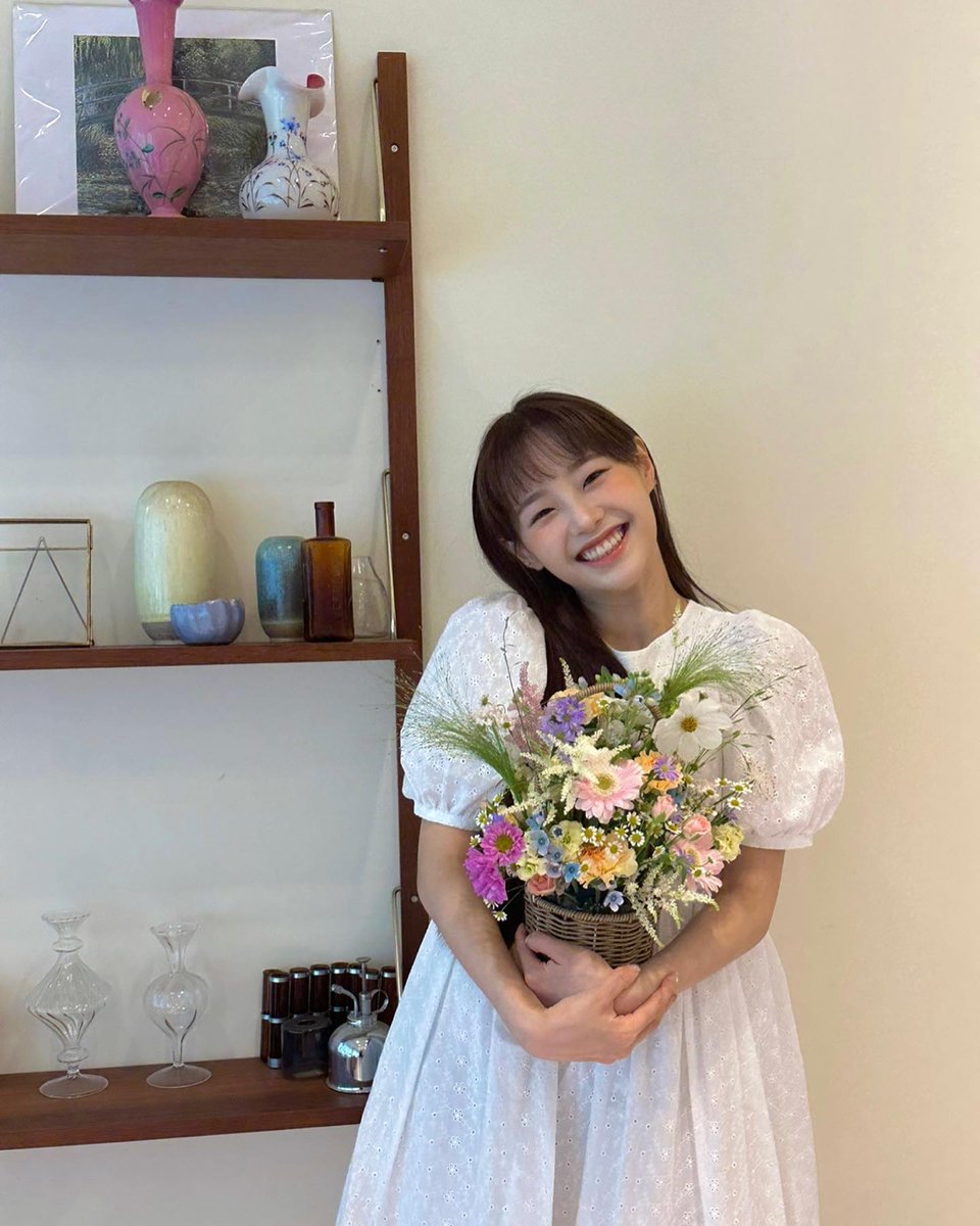 Chuu Instagram Post
instagram.com/p/CtWH0kABBFi/