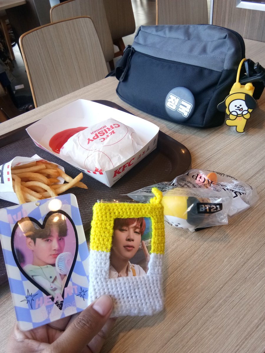 myjimint's tweet photo. Jemput chimmy duyuuu, tp dia maunya lgsg rebahan aigooo 😅 #BT21xKFC #chimmy 💛 https://t.co/UF8s558VFz