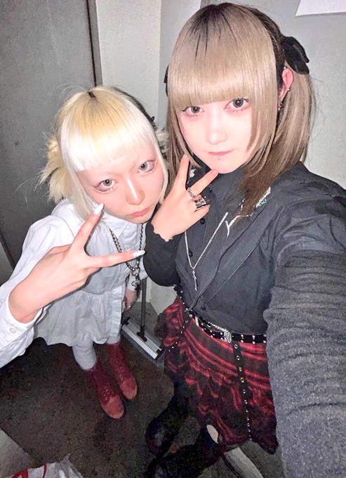  じゃあ次の日の服だね。これ良いよねこのツーショぴーちゃんの白と合っててユニットアイドルみたい 