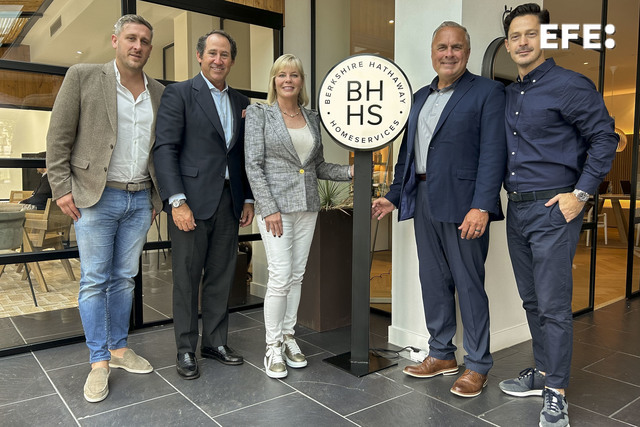 La inmobiliaria del magnate Warren Buffet, Berkshire Hathaway Home Services, especialista en vivienda de lujo, ha reforzado su presencia en España con una segunda oficina en la provincia de Málaga y prevé seguir creciendo mirando a Canarias, Baleares y la costa mediterránea.