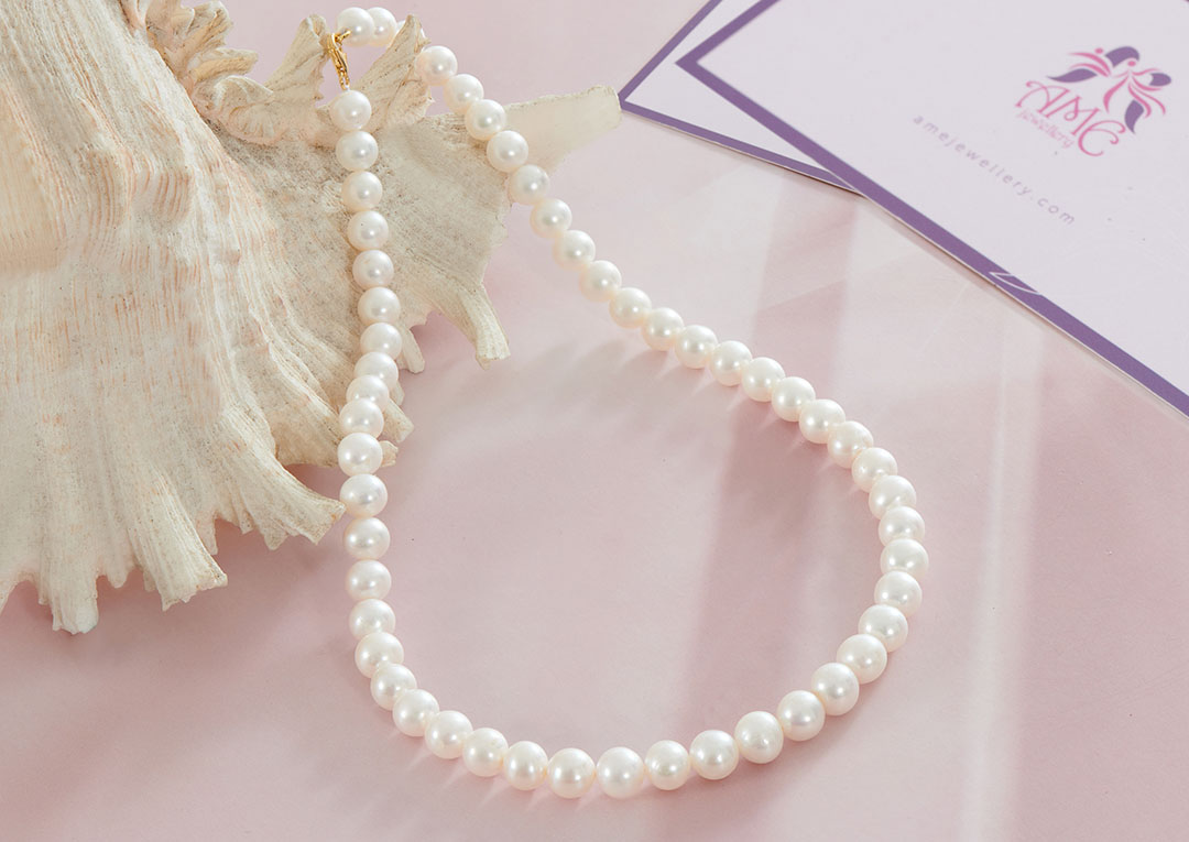 AMEJewellery's tweet photo. Ngọc trai màu #Peacock được yêu thích bởi vẽ đẹp lãng mạn, đầy quyến rũ thì Ngọc trai trắng được yêu thích bởi vẻ đẹp thuần khiết, thanh nhã, dễ dàng kết hợp khi lựa chọn trang phục. #pearl #pearlchainnecklace  #ngoctrai #trangsuc
https://t.co/De49aMbbhd https://t.co/uYM26EkAX8