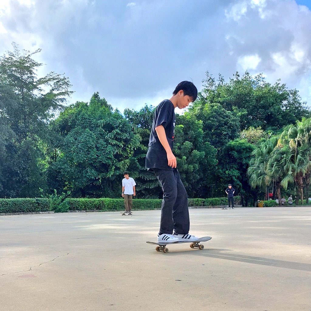 Rika_in_BD's tweet image. ここはカルフォルニアかな？☀️🛹🌴

ワンコ🐕️と気持ち良く走る #スケボー少年 たちと、恥ずかしくてずっと座り込んでるわたし。
#ビンズン新都市公園 のつるつるコンクリエリアは最高の #スケートパーク！