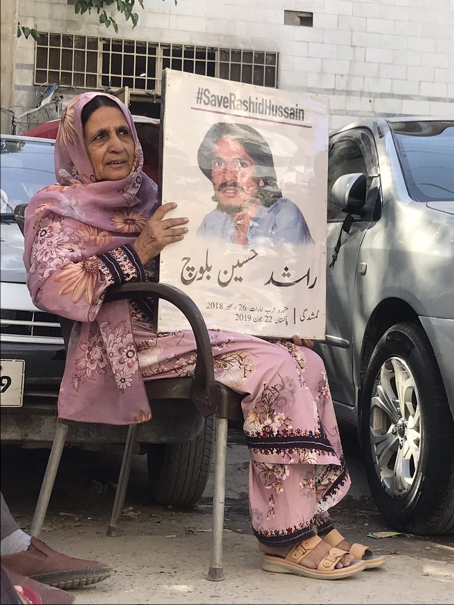 MahrangBaloch_'s tweet photo. راشد حسین کو 26 دسمبر 2018 دبئی سے جبری گمشدہ کرنے والی پاکستانی ریاست نے بنا کسی قانونی کاروائی کے اسے دہشت گرد قرار دے دیا،اسکی والدہ اپنے بیٹے کے تصویر لیے دھرنوں اور احتجاجوں میں شرکت کرتی رہتی ہے۔ مگر کوئی ریاستی قانون اس ماں کو انصاف نہیں دلا سکی۔
#ReleaseAllMissingPersons https://t.co/CDFgMu9iqH