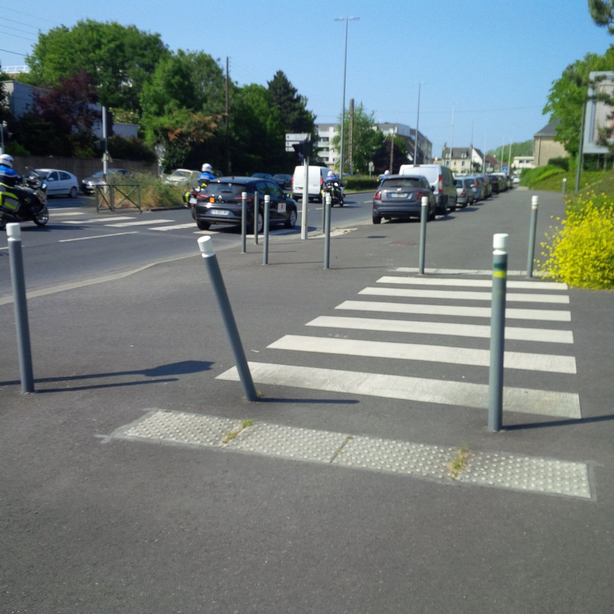 newy_marina's tweet photo. Un cycliste pressé qui sévit dans le quartier ? https://t.co/JnLLGLSgmk