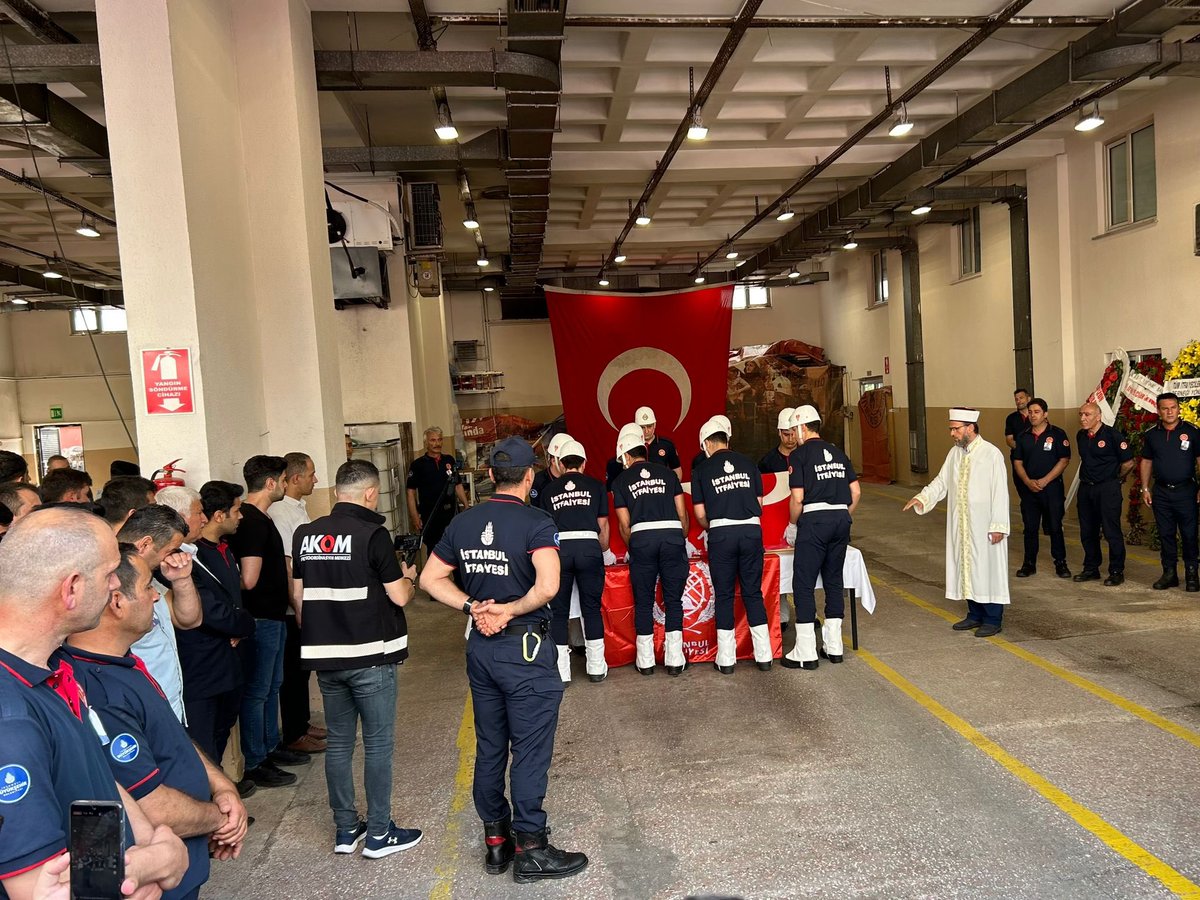 Yangına müdahale ederken ağır yaralanıp tedavi gördüğü hastanede şehit olan, İstanbul Büyükşehir Belediyesi #Ümraniye İtfaiye Grubumuz görevlisi Merhum Özcan Gök Beyefendi’nin cenaze merasimine katıldık.

Şehidimize Allah'tan rahmet, kederli ailesine baş sağlığı diliyoruz.